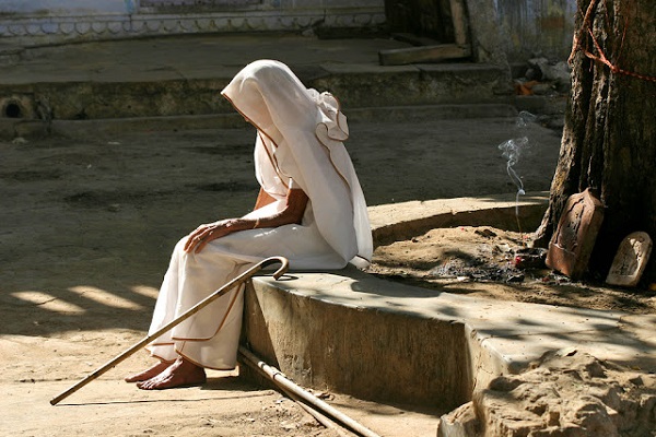Seorang janda tua sedang duduk di bawah sebatang pohon kayu di Kota Vrindavan. Meski masih ditolah oleh komunitas sosial, tapi di Vrindavan ada yang menampung mereka. Foto dikutip dari situs BadlegaIndia.net.