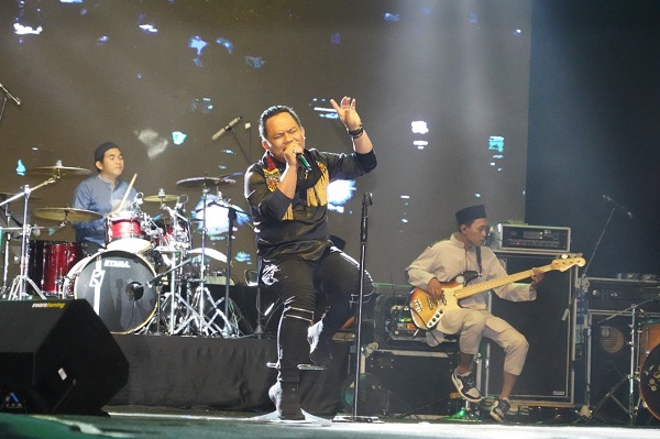 wali band banda aceh Wali Band menjadi penampil utama pada konser musik dan zikir menyambut HUT ke-77 TNI di Lapangan Blang Padang, banda Aceh, Rabu (5/10/2022) malam. Foto: Unknow
