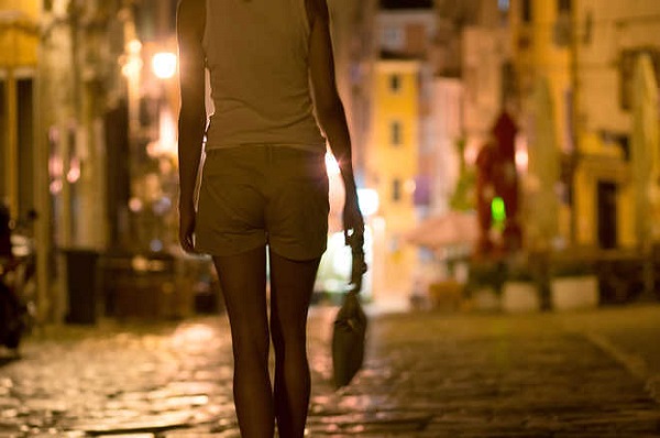 women in UK Akibat krisis ekonomi dan inflasi, perempuan di Inggris ramai-ramai menjadi pelacur. Foto: Istock.