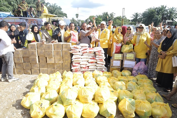 Golkar Bireuen Bantuan Pangan Golkar: DPD II Partai Golkar Kabupaten Bireuen, Rabu (9/11/2022) mengantar bantuan pangan kepada korban banjir Aceh Tamiang. Foto: Spesial for Komparatif.ID