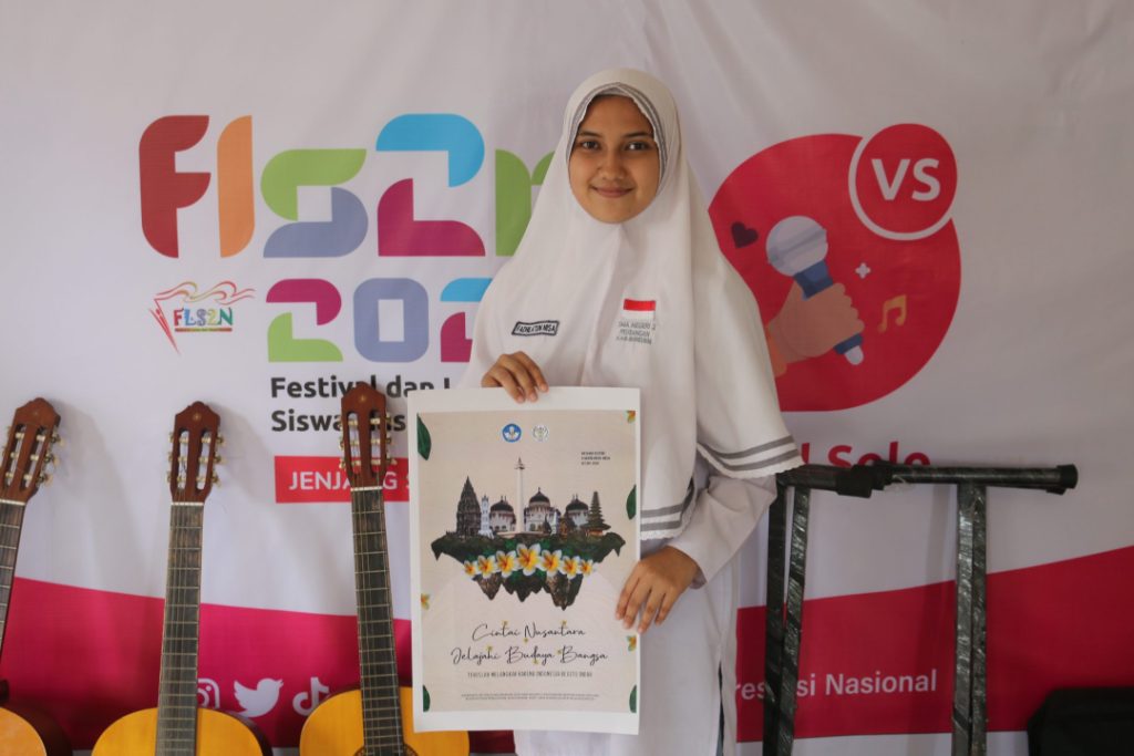 Fadhilatun Nisa, juara II OSN Bireuen bidang Kebumian, dan peringkat 7 Lomba Desain Poster tingkat Provinsi Aceh. Foto: Komparatif.ID/Fuad Saputra.
