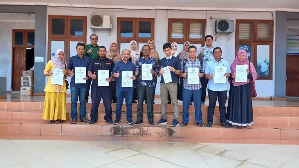 KIA Diskon KIA: Pemegang KIA dan orangtuanya mendapatkan diskon pada sejumlah UMKM di Bireuen. Hal itu maujud berkat kerja sama Disdukcapil dan sejumlah UMKM. Foto: Komparatif.ID/Bahagia Arbi.