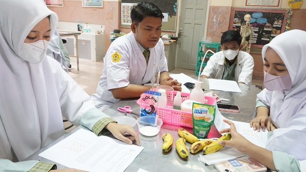 SMA Labschool Sekolah Berbasis Komunitas: SMA Labschool Unsyiah merupakan sekolah berbasis komunitas yang memiliki misi menjadi model pendidikan bermutu di Aceh.Puetra dan puteri Indonesia yang dididik di sini, diberikan berbagai pengetahuan termasuk riset laboratorium. Foto: Dokumen sekolah.