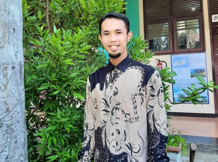 Saiful Bahri, menulis tentang mulianya guru dalam pandangan Islam. Foto: Doc. pribadi.