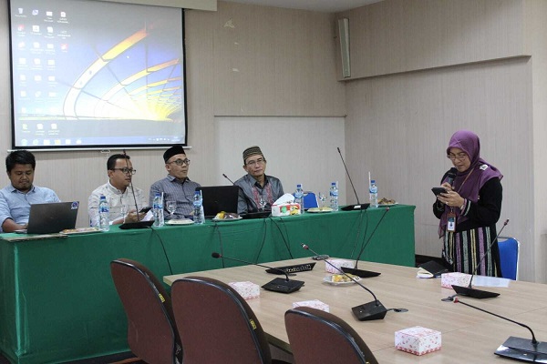 UIN Muhajir Juli, Mustafa Kamal, Kamaruzzaman Bustamam Ahmad, dan Yarmen Dinamika (ki-ka) saat pelatihan kehumasan dan teknis menulis siaran pers, Rabu (16/11/2022) di RKU Fakultas Syariah UIN Ar-Raniry. Foto: Humas FS.