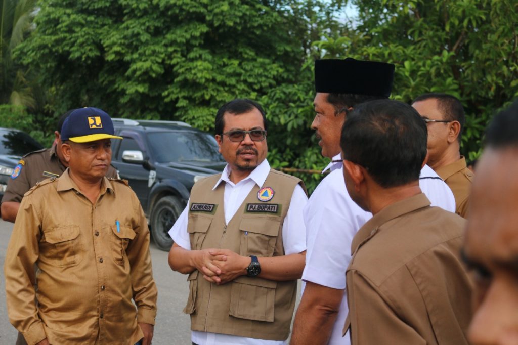 Pj Bupati Azwardi Abdullah memberikan pengarahan penanganan banjir di Matang Kuli. Foto: Komparatif.ID/Fuad Saputra
