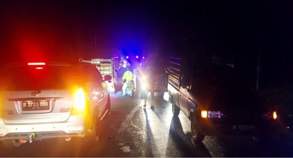 Kontingen Porwanas PWI Aceh terjebak macet di Aceh Tamiang karena longsor. Foto: PWI Aceh.