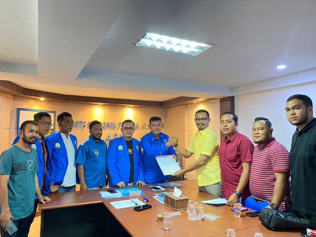 Aulia Rahman, ST. IAI (baju kuning) secara resmi menyerahkan berkas pendaftaran sebagai Bakal Calon Ketua KNPI Aceh kepada SC Musda di di sekretariat DPD I KNPI Aceh, Minggu (20/112022). Foto: Doc Aulia Rahman for Komparatif.ID.