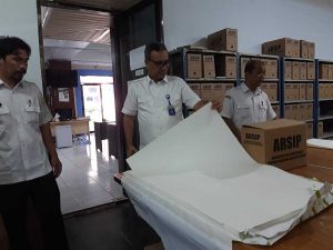 Perawatan Arsip: Kepada Bidang Pengelolaan Arsip Dinas Perpustakaan dan Kearsipan Aceh Drs. Zuhri,M.M, Kamis (10/11/2022) menjelaskan untuk menjaga kualitas, arsip harus dirawat secara khusus. Setiap 6 bulan sekali harus dilakukan fumigasi. Foto: Komparatif.ID/Muhajir Juli.