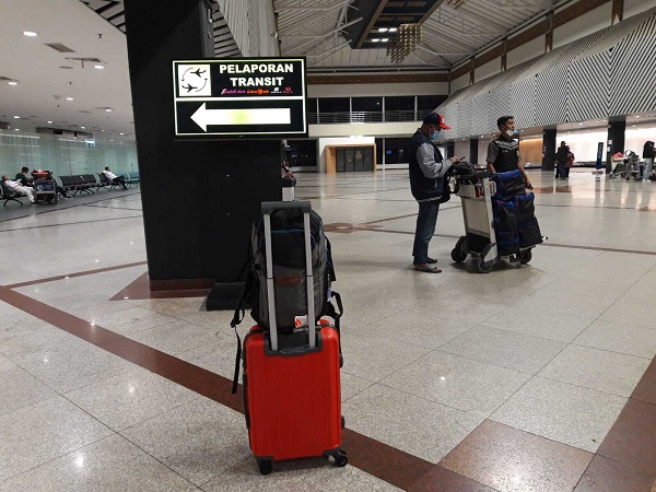 bagasi Membawa bagasi merupakan hal yang tidak mungkin dihindari. Tapi kita harus memperhatikan beberapa hal agar tidak dirugikan oleh perilaku buruk oknum poretr pesawat terbang. Foto: Komparatif.id/Muhajir Juli.