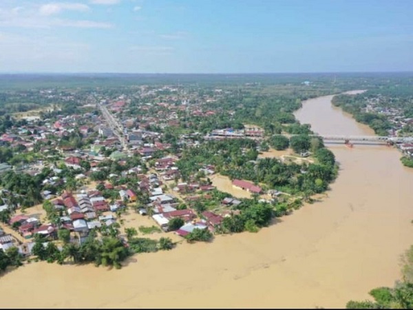 banjir-di-aceh-tamiang-foto-dok-bpba-1 Banjir semakin meluas di Aceh Tamiang. Hingga Sabtu (5/11/2022) banjir masih mengenangi kawasan tersebut. Foto: BPBA.