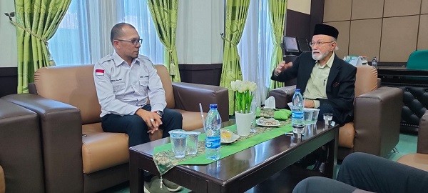 Dekan FISIP Umuslim Rahmad Abdul Wahab (kiri) saat sedang berbincang dengan PYM Wali Nanggroe Malik Mahmud Al-Haytar, Selasa (15/11/2022) di Universitas Almuslim. Foto: For Komparatif.ID.