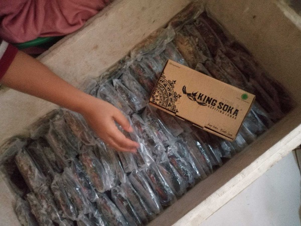 king-soka Bisnis kepiting soka beku dengan merek King Soka milik Dian, berkembang setelah bergabung dengan koperasi. Omzetnya bisa tebus Rp2 juta per hari pada food festival. Foto: Doc. King Soka.