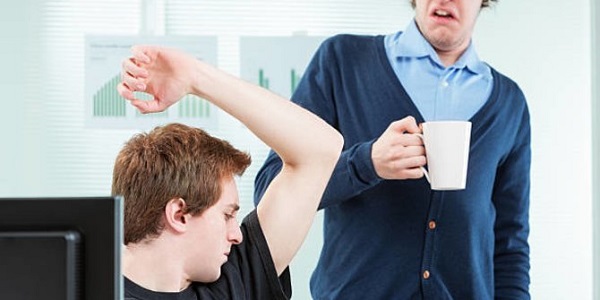 mahasiswa bau badan Bau badan telah menjadi persoalan di lingkungan Jurusan Arsitektur dan Perencanaan, Fakultas Teknik, USK. Dosen mengeluh kondisi tersebut. Foto ilustrasi dikutip dari Istock.