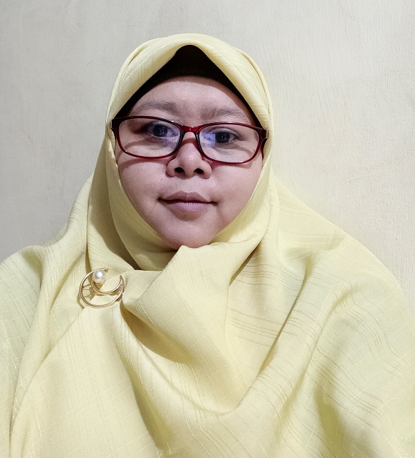 Rut Sri Wahyuningsih, menulis tentang tidak adilnya negara dalam memberikan perlindungan terhadap peternak ayam mandiri, yang mencoba berdikari dengan segenap usaha. Foto: Doc. Rut.