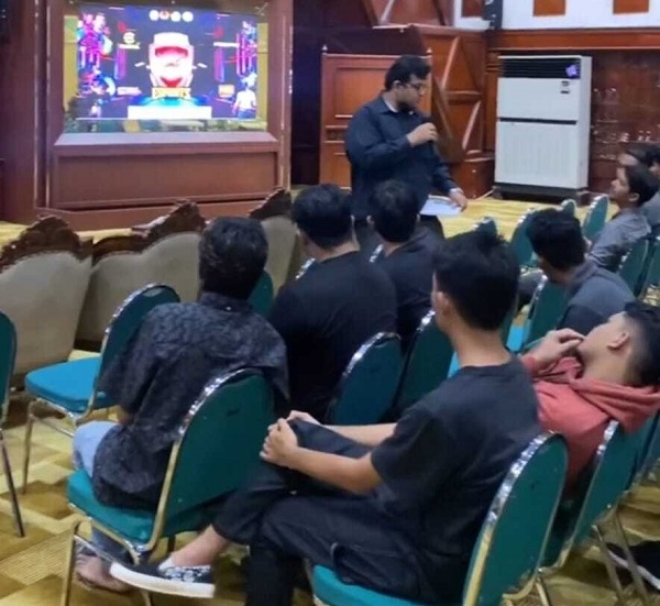 Sejumlah gamers sedang mengikuti seleksi Mobile Legend, PUBG, Free Fire, dan E-Football untuk PON XXI Aceh-Sumut. Foto: Doc. ESI Aceh.