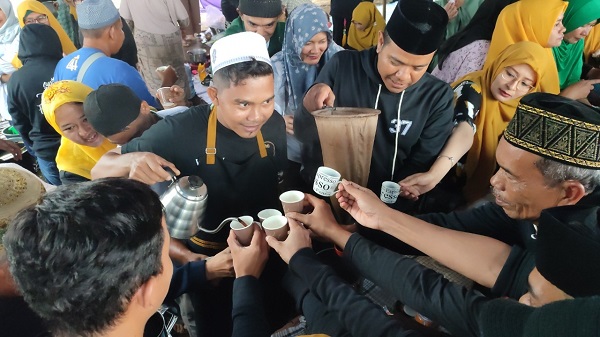 sufi-muda-kopi Seorang peserta Sufi Coffee Festival sedang membagikan kopi racikannya. Foto: Doc. Panitia.
