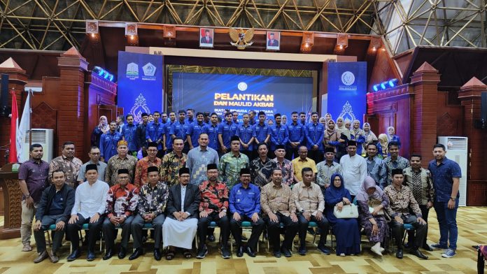 Pj Bupati Aceh Utara Azwardi Abdullah melantik pengurus IPAU Banda Aceh periode 2022-2025 di Anjong Mon Mata, Jumat (30/12/2022). Foto: Humas.