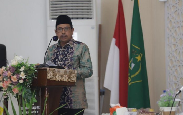 Ka Kanwil Kemenag Aceh Dr. H. Iqbal menyampaikan komitmenya meningkatkan kualitas pelayanan haji saat meneriam kunjungan Komisi VIII DPR RI, Jumat (16/12/2022). Foto: Humas.