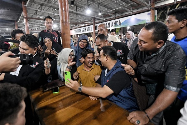 Anies-di-warkop Anies Baswedan dan sejumlah pengunjung warkop bergembira kala menonton laga Korsel versus Portugal pada laga pamungkas Grup H Piala Dunia 2022. Korsel melaju ke babak 16 besar setelah menaklukkan Portugal 2-1, Jumat (2/12/2022) malam.