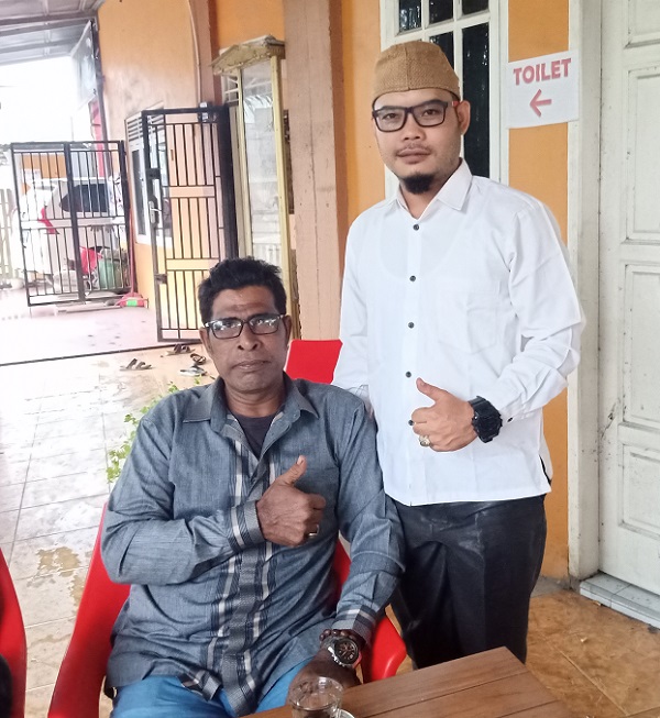 Hasballah (kiri) ayah Nurul Akmal, dan Andi Saputra (penulis artikel-red). Foto: Koleksi Andi.