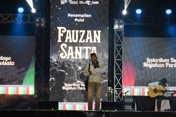 Fauzan-santa Seniman puisi Fauzan Santa sedang mendeklamasikan karyanya di pertunjukan di Taman Bustanussalatin, Selasa (13/12/2022). Foto: Humas.