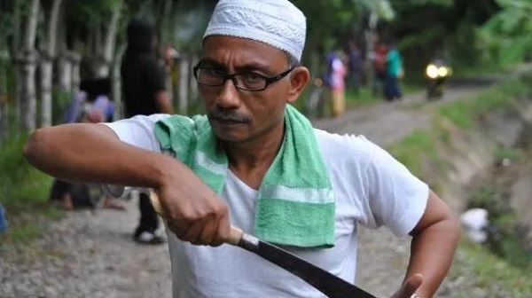 Haji-uma Haji Uma atau bernama asli H. Sudirman, Kamis (1/12/2022) meminta pemerintah menolak kunjungan utusan khusus AS untuk bidang HAM LGBT+. Foto: Disitat dari Portalsatu.com.