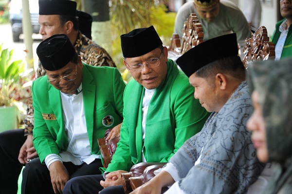 Mardiono-PPP Ketum PPP Muhammad Mardiono (tengah) didampingi Ketua DPW PPP Aceh Dr. Drs. H. Amiruddin Idris,S.E.,M.Si, ketika berbincang dengan Teungku H. Faisal Ali (kanan), ketika berkunjung ke Dayah Mahyal Ulum Al-Aziziyah, Kamis (15/12/2022). Foto: Komparatif.id/Syah Reza Ayub.