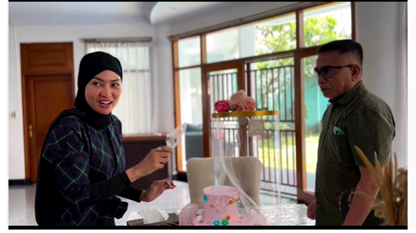 Steffy dan Irwandi memotong kue ulang tahun pernikahan. Mereka terlihat antusias. Foto: Screenshoot video di Instagram SB.