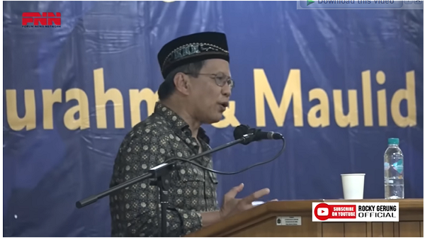 Screenshot (39) Rocky Gerung mengangkat tema keadilan sosial saat memberi kuliah umum pada peringatan maulid Nabi Muhammad yang digelar oleh masyarakat Kembang Tanjong di Jakarta, Minggu (11/12/2022). Foto: Screenshoot dari Youtube.