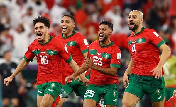 FIFA World Cup Qatar 2022 - Round of 16 - Morocco v Spain Skuad Timnas Maroko melakukan sebebrasi seusai mengalahkan Spanyol pada babak 16 besar Piala Dunia 2022. Foto: REUTERS/Bernadett Szabo