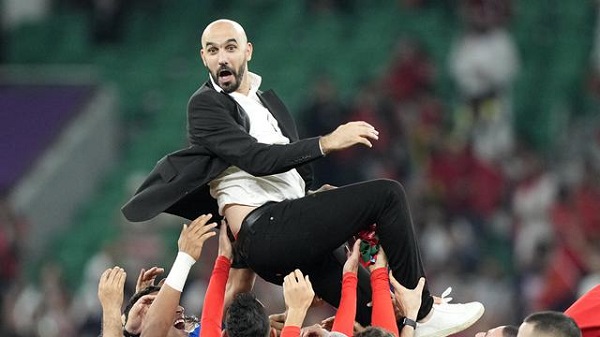 Walid Regragui Pelatih Maroko Walid Regragui dilambungkan ke udara oleh anak asuhnya setelah berhasil mengalahkan Portugal di Stadion Al Thumama, Doha, Qatar, Sabtu, 10 Desember 2022. Maroko menang 1-0 dan lolos ke semifinal. Mereka dinilai pantas menjadi juara Piala Dunia 2022.(AP Photo/Martin Meissner)