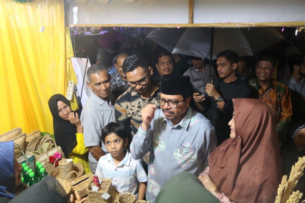 Pj Bupati Aceh Utara Azwardi Abdullah mengunjungi stand usai membuka Malaka Millenial Expo 2022. Foto: Komparatif.Id/Fuad Saputra.