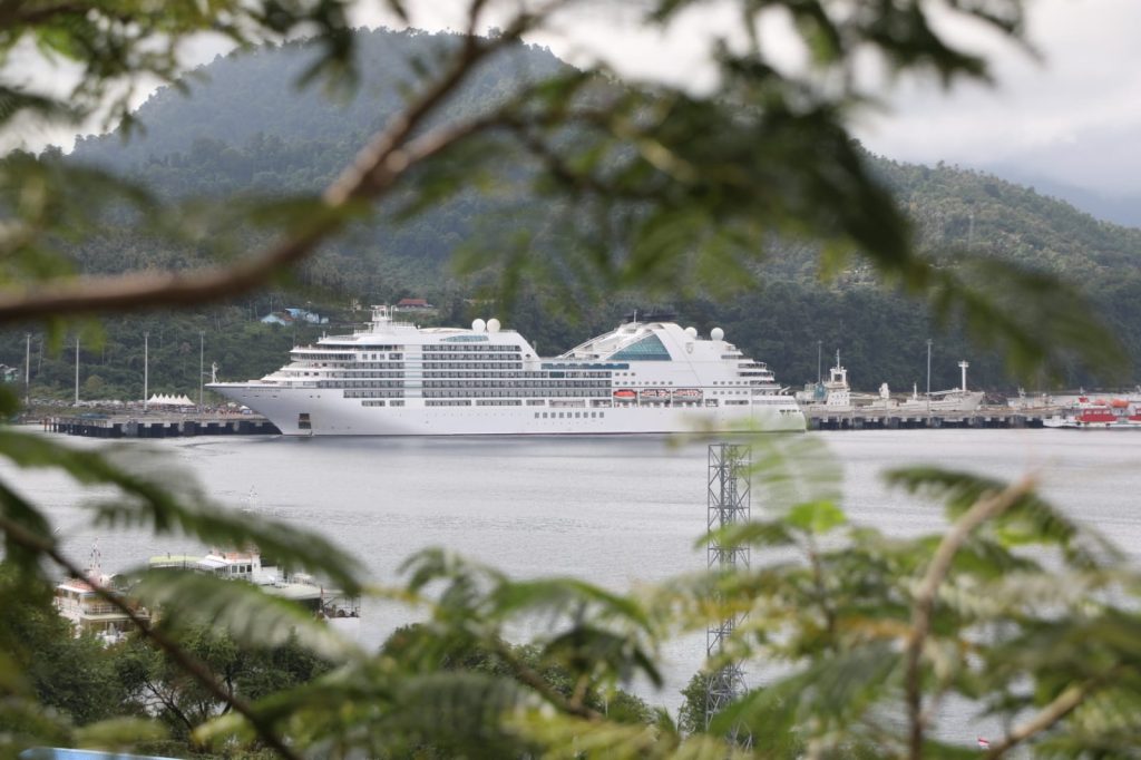 Kapal Pesiar Seabourn Encore, Senin (19/12/22) berlabuh di Dermaga CT3 BPKS, Kota Sabang. Ratusan wisatawan luar produk UMKM Foto: For Komparatif.ID.