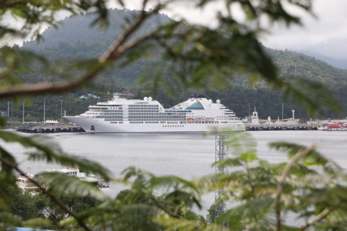 Kapal Pesiar Seabourn Encore, Senin (19/12/22) berlabuh di Dermaga CT3 BPKS, Kota Sabang. Ratusan wisatawan luar produk UMKM Foto: For Komparatif.ID.