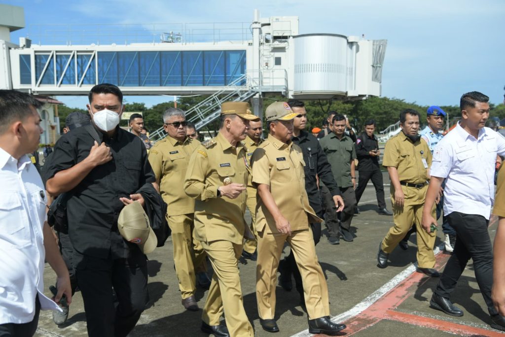Pj Gubernur Aceh, Achmad Marzuki bersama Forkopimda dan Sekretaris Daerah Aceh, Bustami menjemput Kedatangan MenkoPolhukam, Mahfud. MD, dan Menteri dalam Negeri, Tito Karnavian, di Bandara Sultan Iskandar Muda, Aceh Besar, Rabu (21/12/2022). Foto: Humas