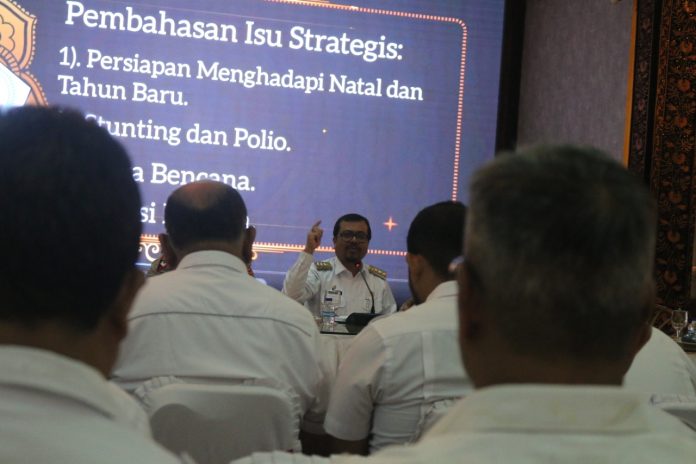 WhatsApp Image 2022-12-21 at 14.21.28 Pj Bupati Aceh Utara memimpin rapat koordinasi persiapan libur natal dan tahun baru (Nataru) di Aceh Utara, Rabu (21/12/2022). Foto: Komparatif.ID/Fuad Saputra.