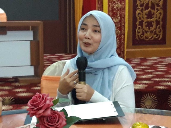 ayu-chandra-febiola Ketua TP PKK Aceh Ayu Chandra Febiola Nazwar. Ia menyebutkan alokasi dana desa untuk sektor kesehatan masih sangat minim. Hal tersebut disampaikan pada silaturahmi dengan wartawan, Sabtu (10/12/2022). Foto: Komparatif.id/Muhajir.