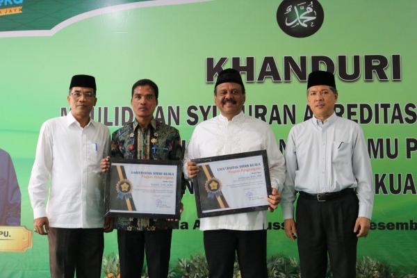 befunky_2022-11-3_11-59-17 Dari ki-ka Dekan FKIP USK Syamsulrizal, Syaridin, Ali Basrah, dan Rektor USK Prof. Dr. Marwan, berfoto bersama pada Rabu (27/12/2022) pada acara maulid. Foto: Dok. FKIP.
