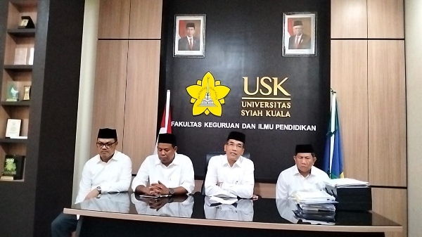 Dekan FKIP USK (tiga dari kiri) dan para Wakil Dekan, saat memberikan kata sambutan.