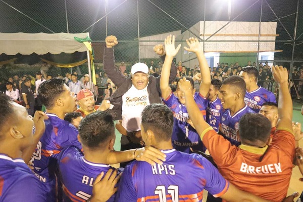 medali-emas-voli Ketua KONI Bireuen H. Mukhlis (bertopi putih) metayakan kemenangan tim voli Bireuen yang berhasil meraih medali emas, Sabtu (17/12/2022) malam. Saat ini Bireuen sudah mendapatkan 28 medali emas. Foto: Dokumen KONI Bireuen.