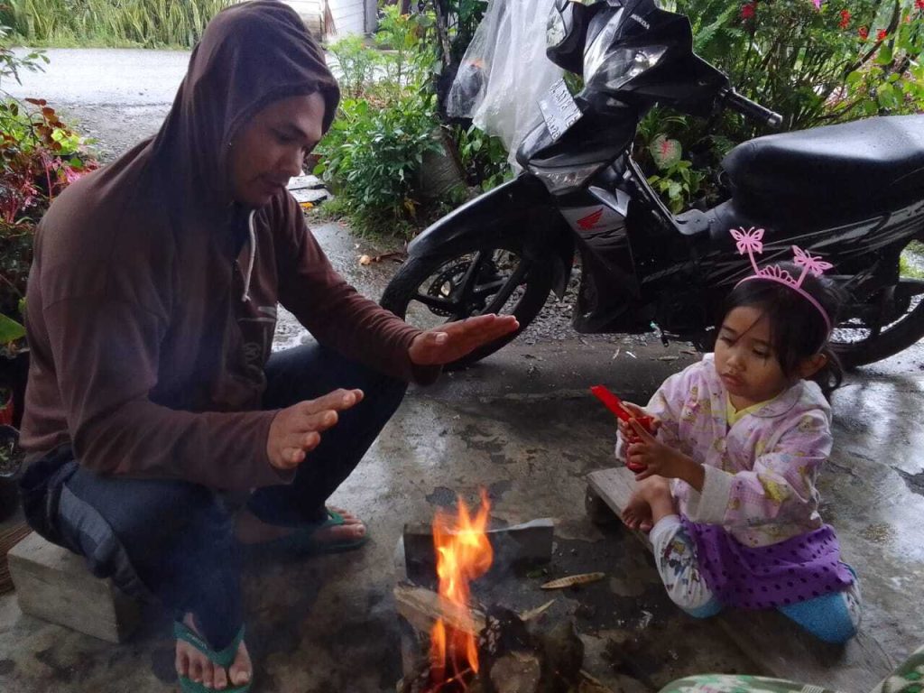 Sebagai sebuah kebutuhan sekunder, muniru dapat dilakukan kapan saja. Termasuk ketika bermain bersama buah hati. Foto: HO Rodiansyah for Komparatif.id.