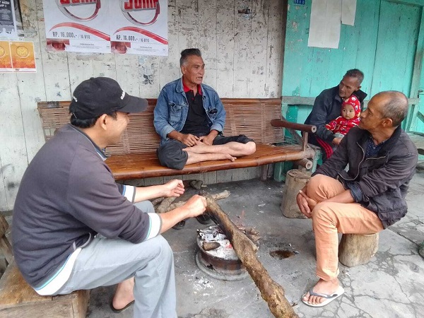 Bagi kaum lelaki Tanoh Gayo, muniru juga dapat dilakukan bersama-sama sembari ngobrol apa saja. Foto: HO Rodiansyah for Komparatif.id.