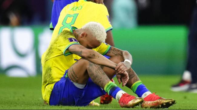 neymar menangis Neymar menangis setelah Brazil takluk oleh Kroasia pada perempatfinal Piala Dunia 2022, Jumat (9/12/2022) di Stadion Ecucation City, Qatar. Foto: AP Photo/Manu Fernandez.
