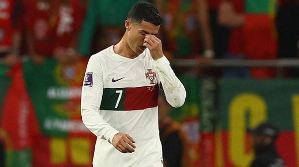 Ronaldo menangis seusai Portugal dipulangkan ke negerinya oleh Maroko. Timnas Singa Atlas menaklukkan A Selecao 1-0 di Al Thumama Stadium., Sabtu (10/12/2022). Foto: REUTERS/Kai Pfaffenbach.