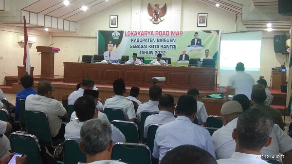 santri-bireuen Jumlah santri di Bireuen 121 ribu lebih. Mereka belajar di balai pengajian dan dayah. Pemerintah menyusun road map pemberdayaan mereka. Kegiatan penyusunan peta jalan tersebut digelar Dinas Syariat Islam Bireuen, Rabu (14/12/2022). Foto: Humas.