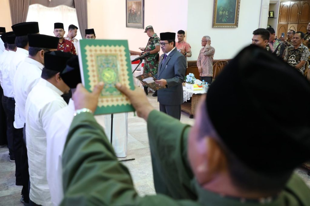 Pj Bupati Aceh Utara Azwardi Abdullah lantik pengurus baru MPD Aceh Utara periode 2023-2027 di Pendopo Bupati, Kamis (12/1/2022). Foto: Komparatif.ID/Fuad Saputra.