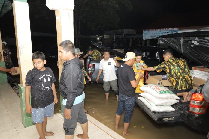 Banjir Bireuen Direktur Utama Takabeya Perkasa Group H. Muklis A.Md menyalurkan langsung bantuan untuk korban banjir di dua Kecamatan di Kabupaten Bireuen. Ribuan warga terdampak harus mengungsi. Foto: HO for Komparatif.ID
