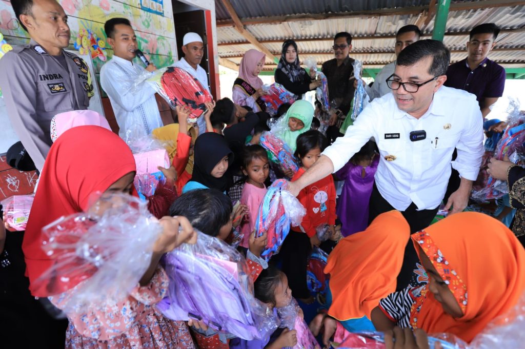 Pj Wali Kota Banda Aceh Bakri Siddiq membagikan peralatan sekolah untuk menunjang pendidikan PAUD di Gampong Jawa, Jumat (20/1/2023). Foto: Ist