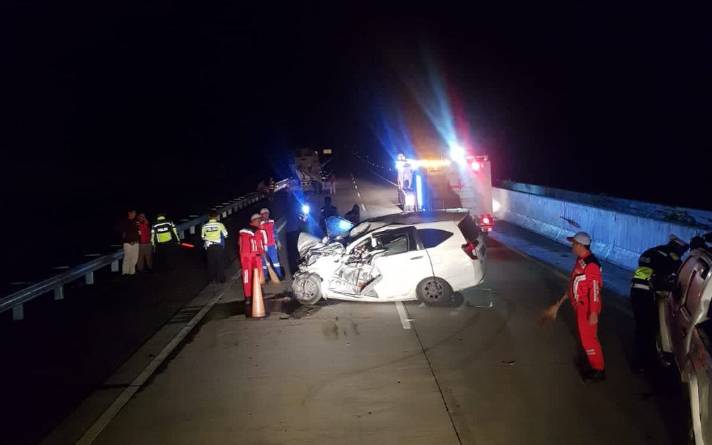 Daihatsu Sigra BK 1037 EB menabrak truk molen di ruas tol Sibanceh kilometer 40 Aceh Besar, Sabtu (14/1/2023) pukul 23.35 WIB. Abdul Muin dan putranya mengalami luka ringan. Foto: HO for Komparatif.id.